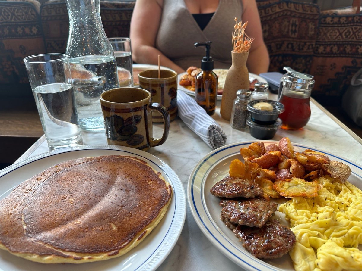 #Breakfasting #Courting #hj (⁦⁦@unclewolfies⁩ Breakfast Tavern in Milwaukee, WI) swarmapp.com/maxamegalon200…