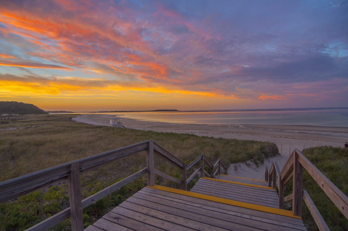 JOB ALERT!! Crane Beach is gearing up for summer and looking for qualified, enthusiastic team members for a variety of opportunities. Check out our careers page, we'll see ya at the beach! paycomonline.net/v4/ats/web.php…