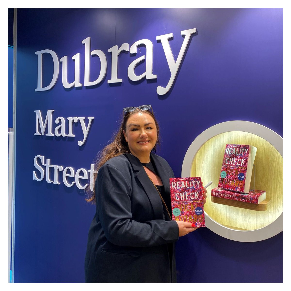 Lovely to have @vickinotaro this afternoon at our #DubrayMarySt. shop. Find #signedcopies of #RealityCheck here! dubraybooks.ie/product/realit…