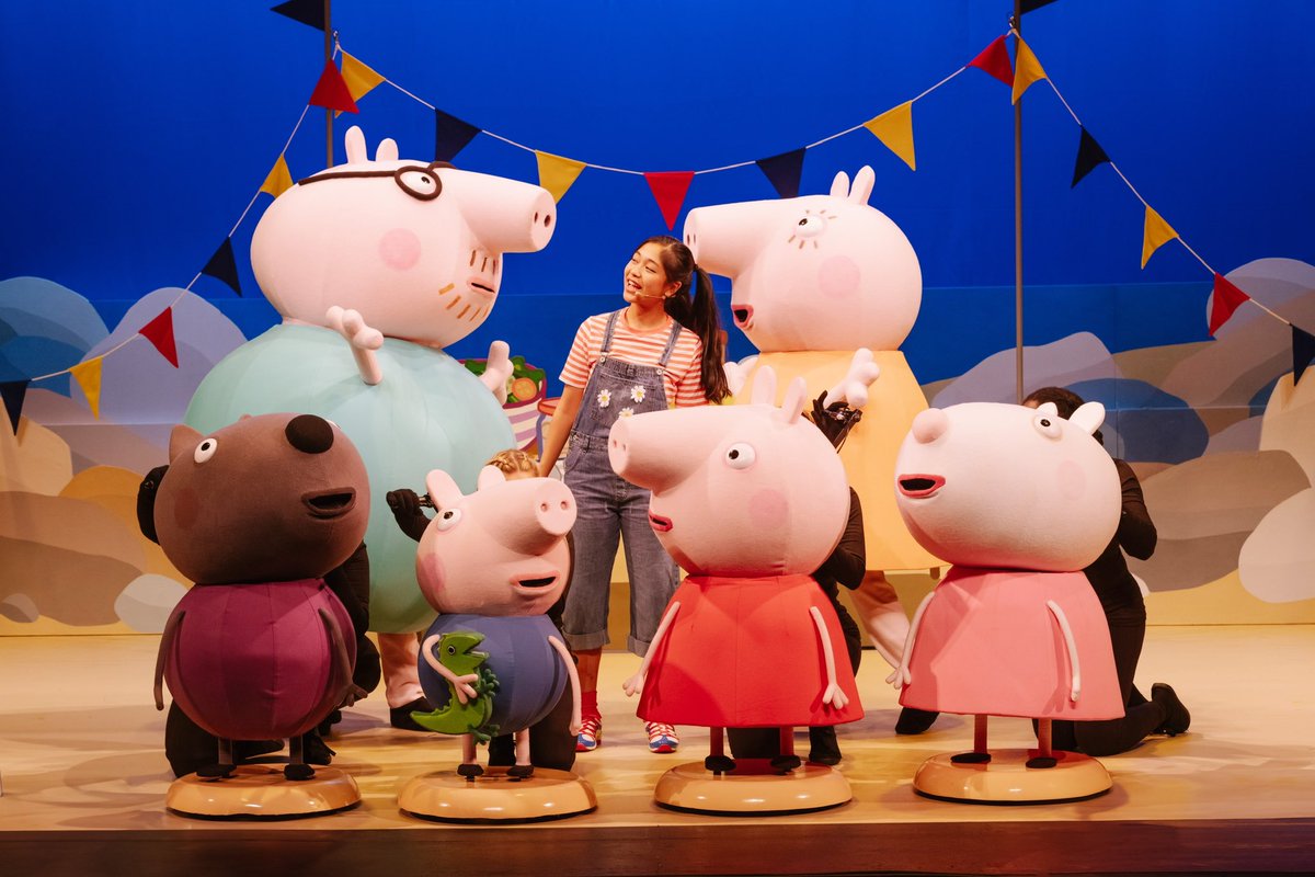 Daddy, Mummy, Daisy, Danny, George, Suzy and of course Peppa. Name a more iconic line up? Go on, we’ll wait. 💖 #PeppaPigLive #PeppaPig