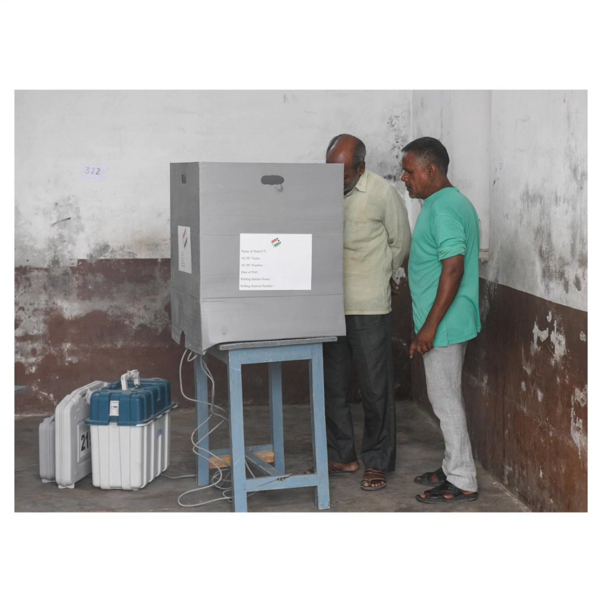 amitcaptures95's tweet photo. India General Election 2024
लोकसभा चुनाव इटावा 
4th phase of election voting at Etawah in U.P ,INDIA on 13th May 2024.Copyright images ©️@amit_captures 
#GeneralElections2024 #LokSabhaPolls https://t.co/5T2ECPLWvq