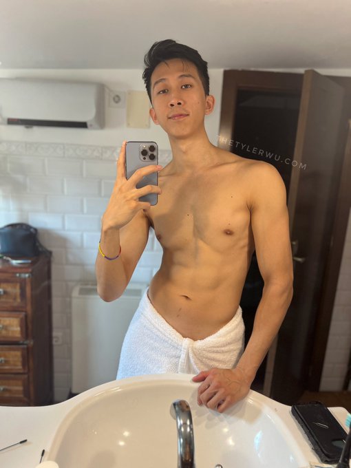 I&rsquo;ll protect you while you sleep @nanidanielg  Btw shoul I drop the towel? https://t.co/onTz49QAIg<a class="tags" href="/tag/nanidanielg">@nanidanielg</a>