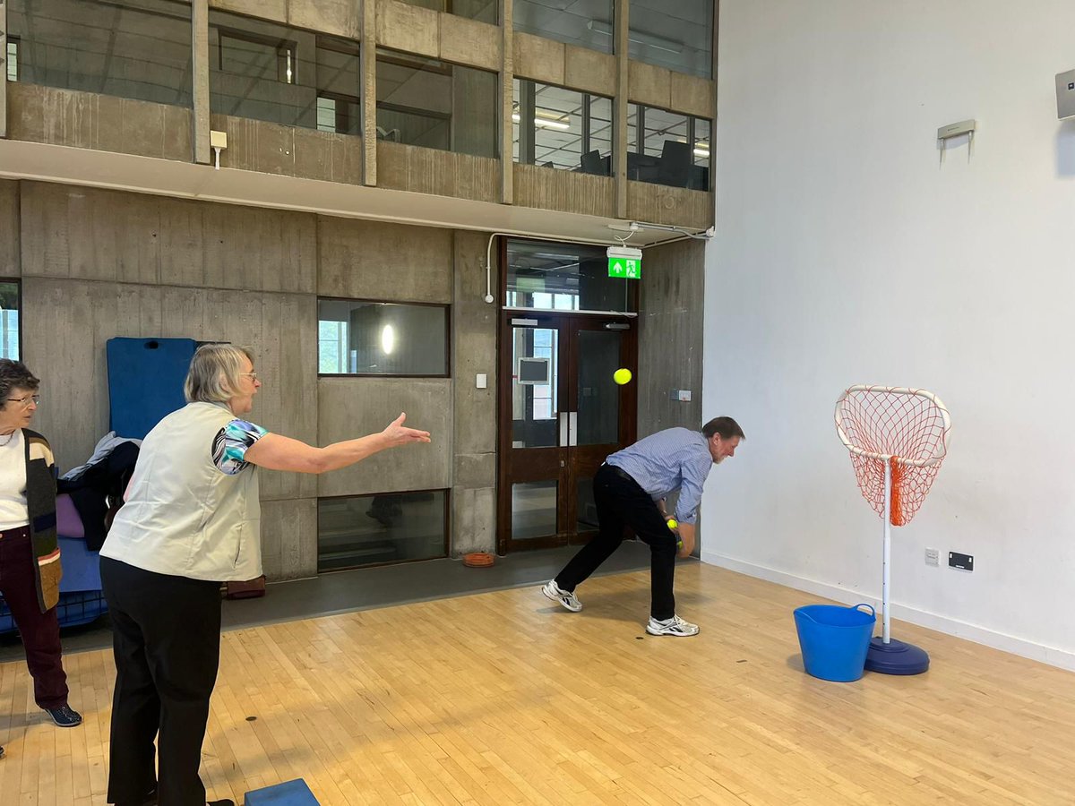 𝗣𝗔𝗥𝗞𝗜𝗡𝗦𝗢𝗡'𝗦 𝗔𝗖𝗧𝗜𝗩𝗘 🫂 Plenty more fun activities taking place for participants to get stuck into at our latest session down at @HullUniSport 🎾 🤝 @ParkinsonsUK @HullHCP