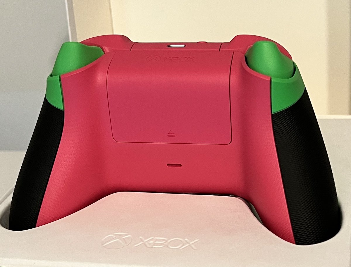 AmyVishwanatha's tweet image. Thanks to my hubby!  He ordered a #customxboxcontroller for my birthday!  I love it!  It even says #techiehousewife He also surprised me with breakfast.  💕
#Xbox #Customcontroller
