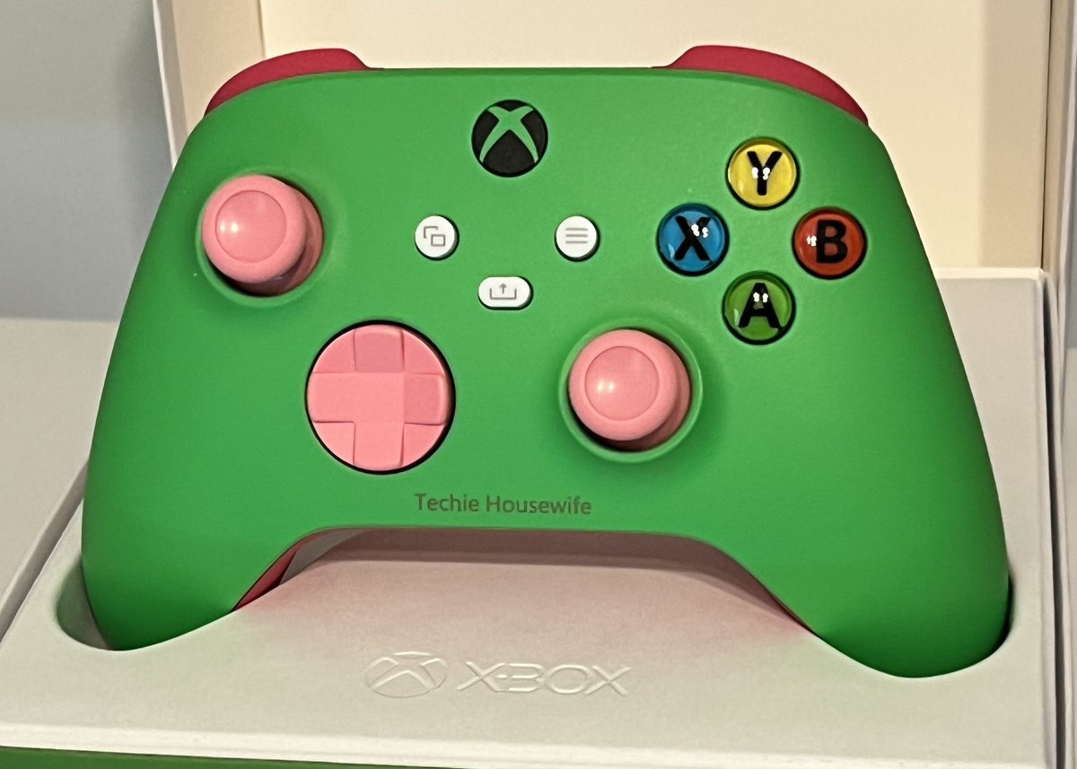 AmyVishwanatha's tweet image. Thanks to my hubby!  He ordered a #customxboxcontroller for my birthday!  I love it!  It even says #techiehousewife He also surprised me with breakfast.  💕
#Xbox #Customcontroller