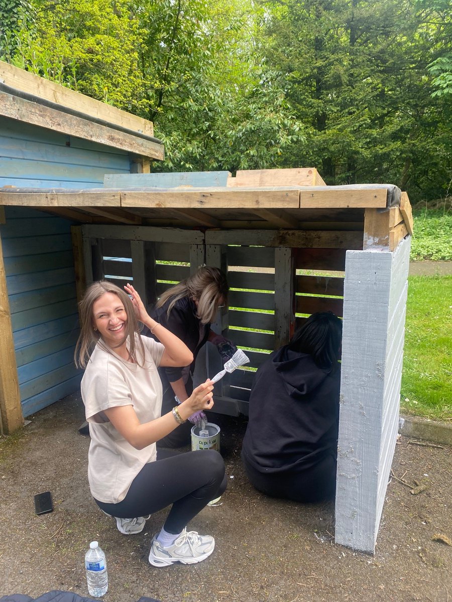 Thx to volunteers from @SallyportCF who spent a day with us last week, refurbing some outdoor furniture & sprucing up the woodland pathway for all our guests to enjoy. Corporate volunteering is a good way to introduce our charity to your team & create valuable partnerships. 💚🫶