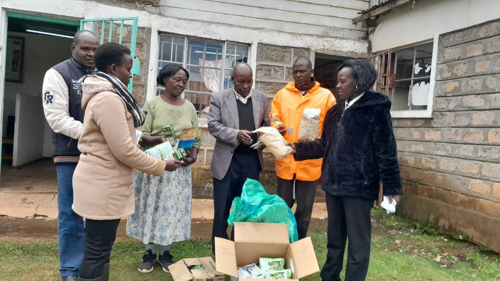 The CASCADE project is distributing farm inputs to its FFBS groups to ensure they are in sync with the FFBS seasonal calendar. Here is more information about the FFBS toolkit: care.org/news-and-stori…