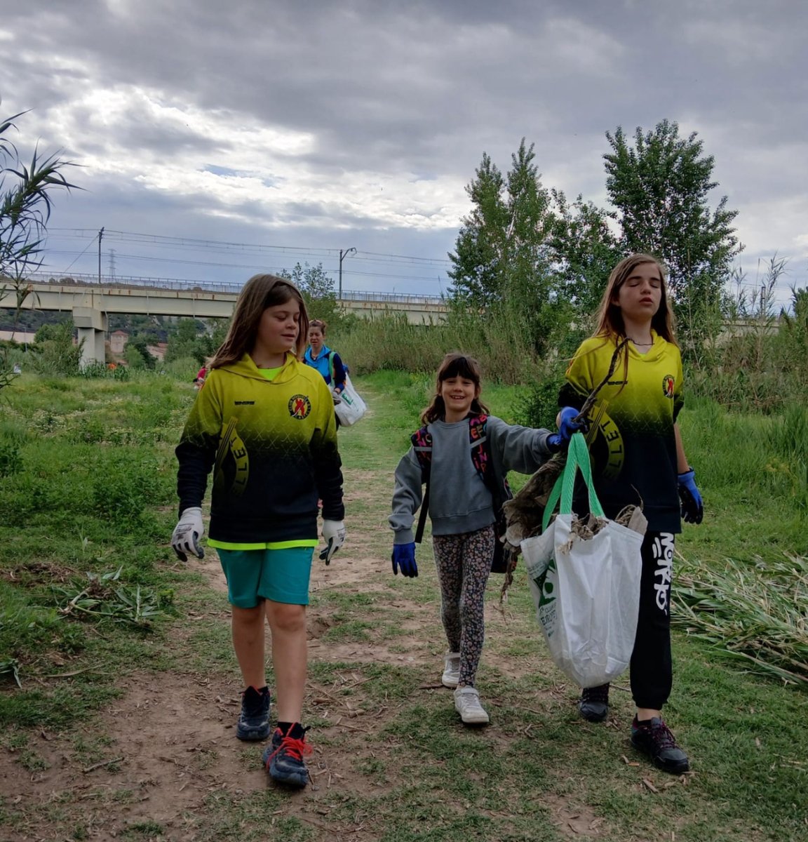 SVCastellet's tweet photo. ♻️El Let's clean up d'ahir al matí a #SVCastellet va recollir 215 kg de residus del nostre entorn
#letscleanup
👏Moltes gràcies a tots els voluntaris i voluntàries❗, entre ells la gent del Centre excursionista Sant Vicenç @cesantvicenccastellet i del @hoqueicastellet. https://t.co/sXzuHn4E5u