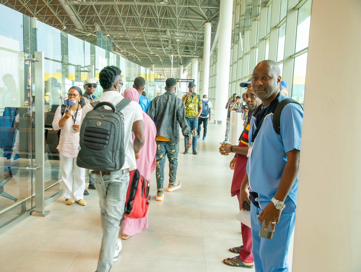 The voluntary return of #migrants is an important step towards their reintegration in their country. IOM and its partners are working together to support and ensure the safe and dignified return of migrants. Welcoming returnees to Sierra Leone👉t.ly/tQdSk