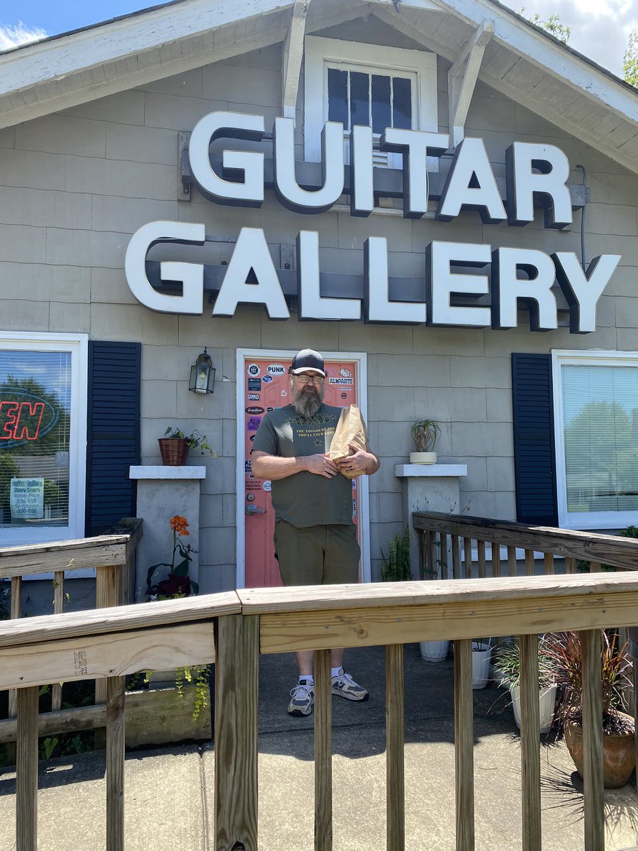 MichaelRayBritt's tweet photo. I had a great time today at Guitar Gallery in Tuscaloosa Alabama. I had to buy some strings but you always buy more than what you need in a music store!! https://t.co/ZcaqczujSG