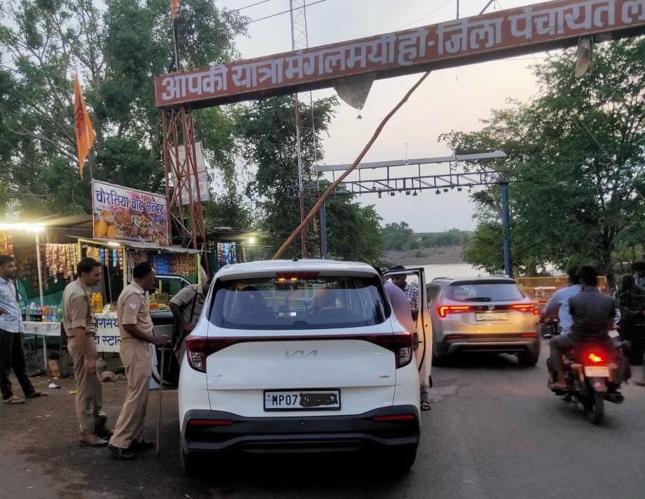 #SPLalitpur
@IPSMdMustaque के निर्देंशन में लोकसभा सामान्य निर्वाचन-2024 के दृष्टिगत थाना कोतवाली पुलिस द्वारा म0प्र0 सीमावर्ती  बार्डर पर सघन चेकिंग अभियान चलाकर संदिग्ध व्यक्तियो/वाहनों की चैकिंग की गयी।