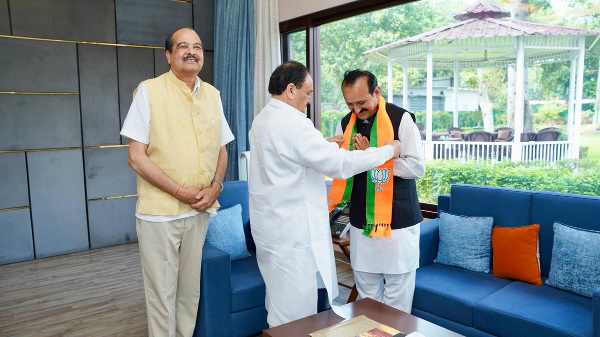 Former #Congress MLA #SubhashManglet joins #BJP today. Manglet was close to former CM Virbhadra Singh. He tried best to re-join Congress but failed. One time Virbhadra Singh protege and BJP's Rajyasabha member Harsh Mahajan was instrumental in his joining. #HimachalPradesh…
