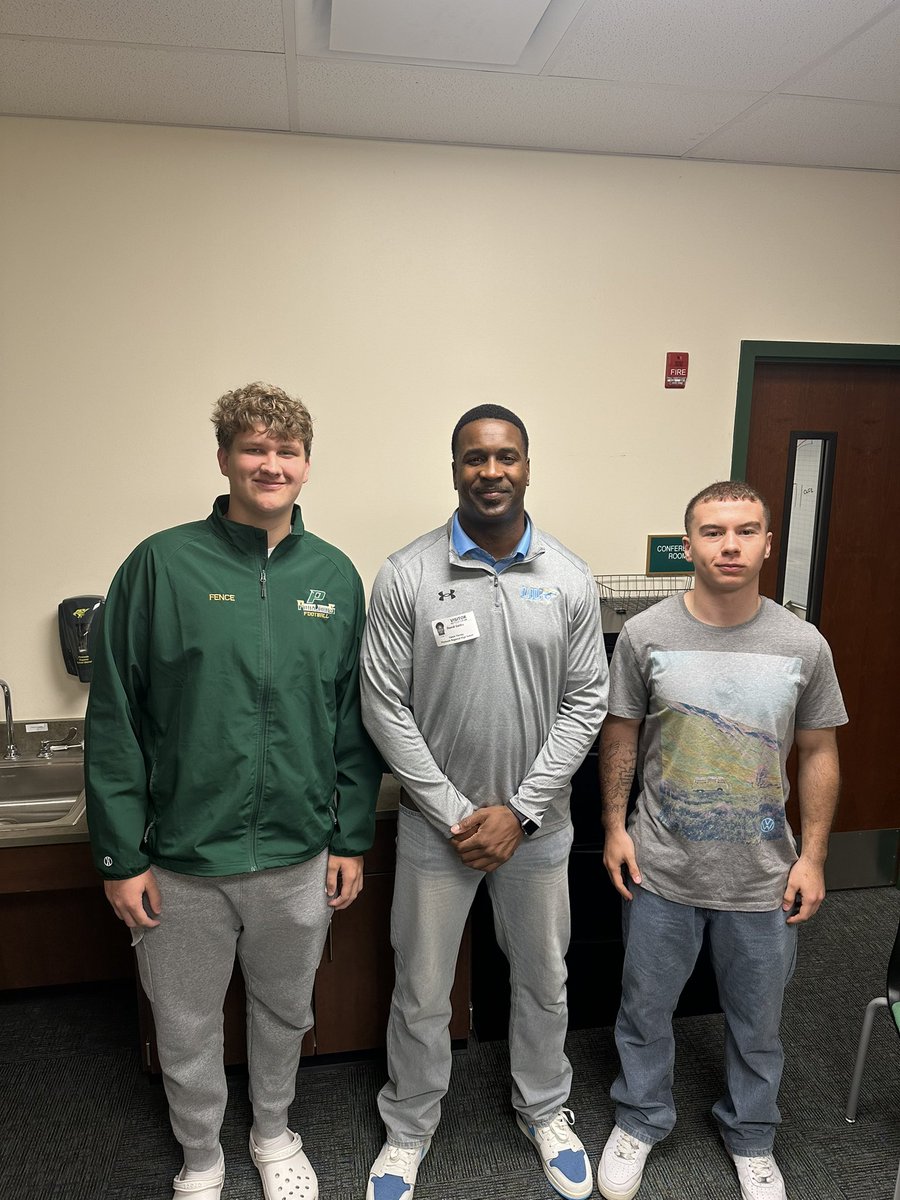 coachtierney74's tweet photo. Thank you @CoachGettis for stopping by to talk sharks football. @JaiminPark1 @BradyFence https://t.co/C8NjyvXmxX