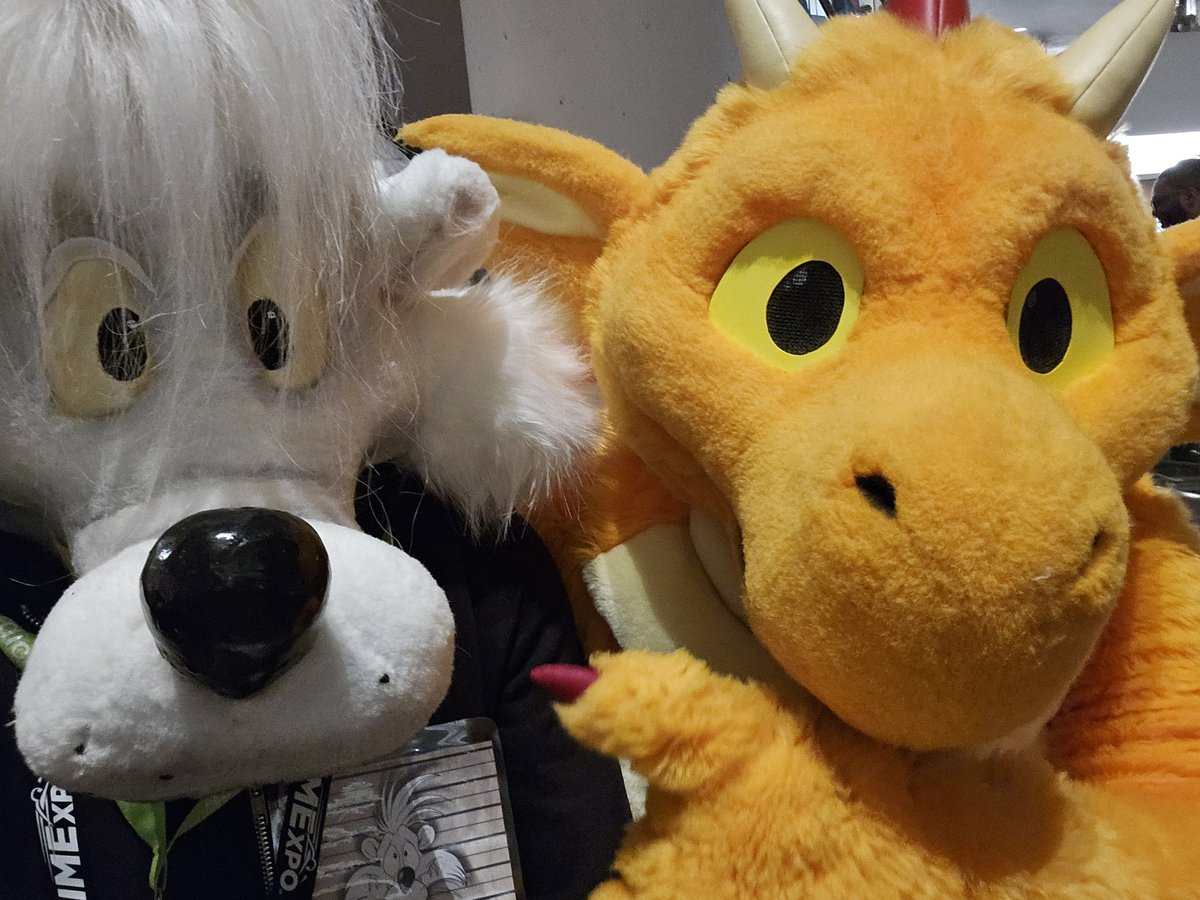 MikachuTuhonen's tweet image. ...also ran into the muskiest alien @DTZDragon , the most smashable pokemon @LaPatte_Arts and his partner @The_Secret_Cave ❤️ 
Big fan of both of your artwork, was so awesome to see you all!!!