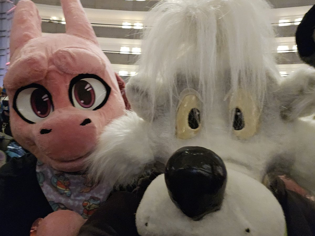 MikachuTuhonen's tweet image. ...also ran into the muskiest alien @DTZDragon , the most smashable pokemon @LaPatte_Arts and his partner @The_Secret_Cave ❤️ 
Big fan of both of your artwork, was so awesome to see you all!!!