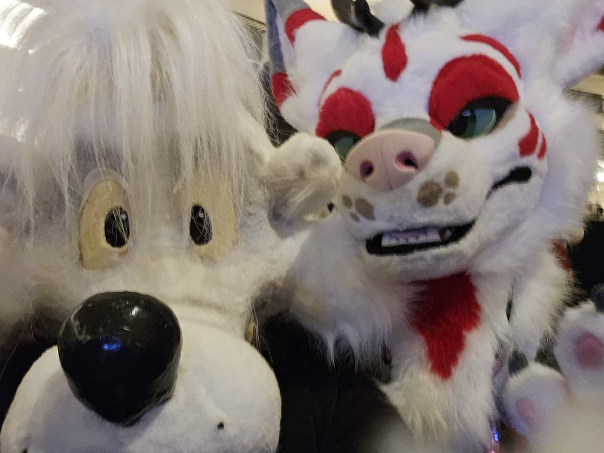 MikachuTuhonen's tweet image. ...also ran into the muskiest alien @DTZDragon , the most smashable pokemon @LaPatte_Arts and his partner @The_Secret_Cave ❤️ 
Big fan of both of your artwork, was so awesome to see you all!!!