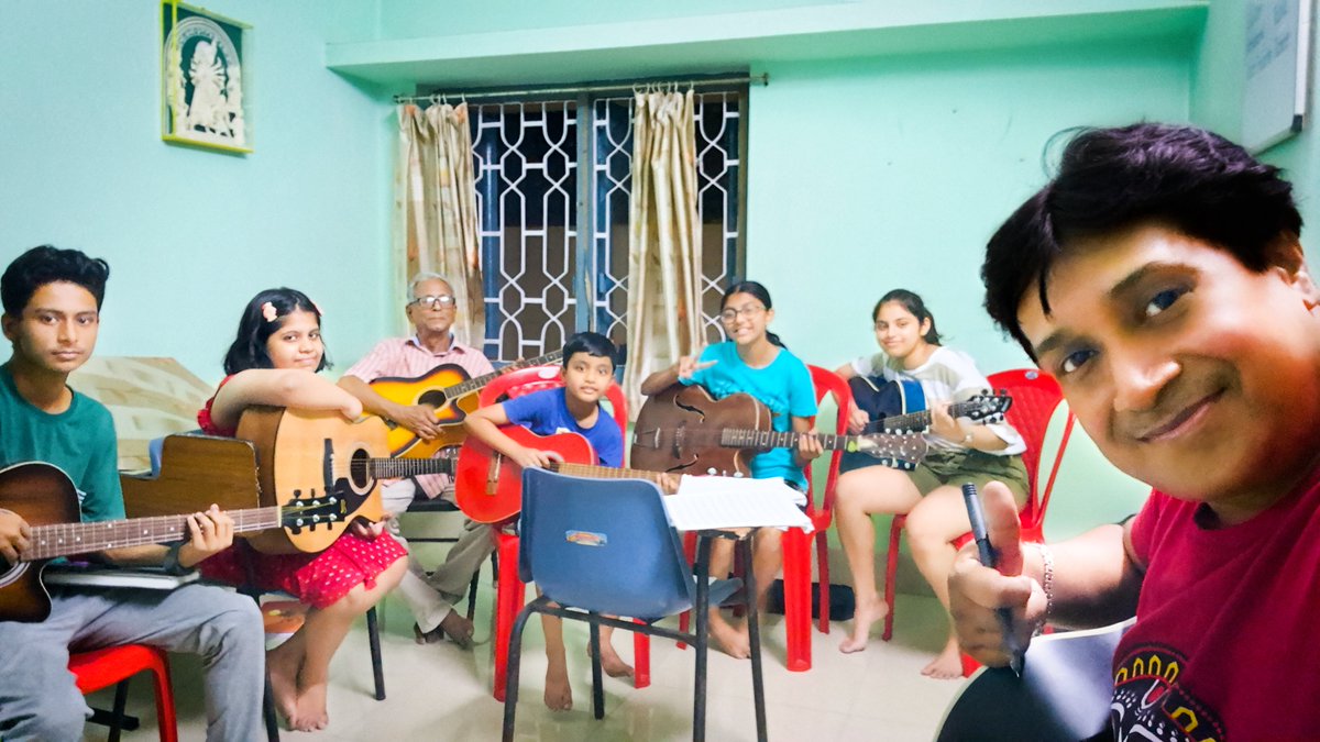 Good Evening Friends 🥰 Meet my guitar soldiers of the 'Evening Education War' today. 🎼🎸🎼💖👍 - #লোকেশগিরি #lokeshgiri #singer_composer_lokesh_giri #BanglaNews #lokeshgirimusic #lokeshmuzik #musicschool #kolkatamusicschool #musicinstitute #musicinstitutekolkata