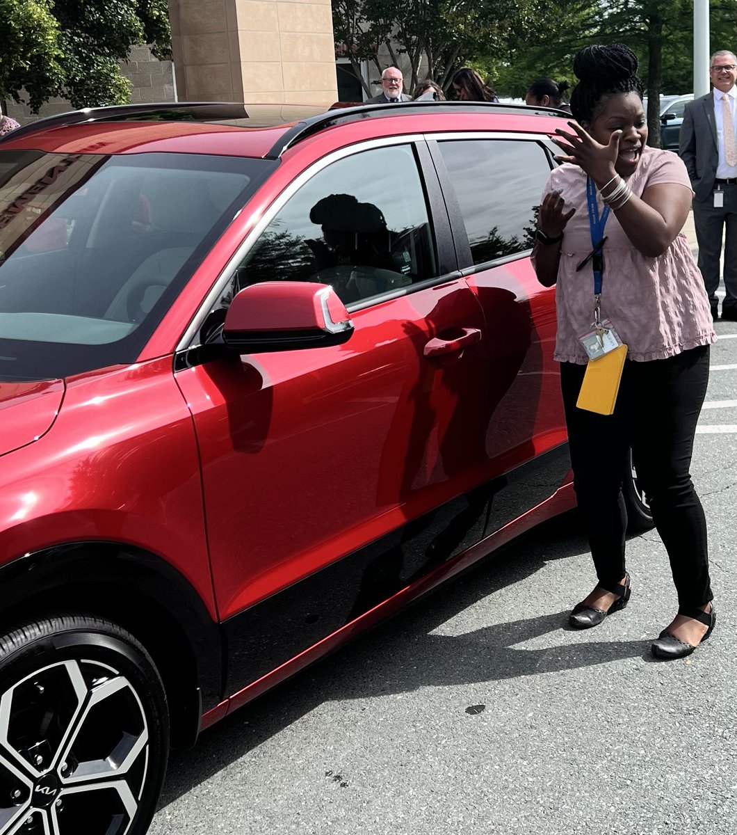 Thank you @UnionCountyKia for this amazing BRAND NEW CAR for @YarondaK from @RockRestESNC, the 2024 @UCPSNC Teacher of the Year! #TeamUCPS #BeTheBest @UCPSNCCareers 👏💯🚗