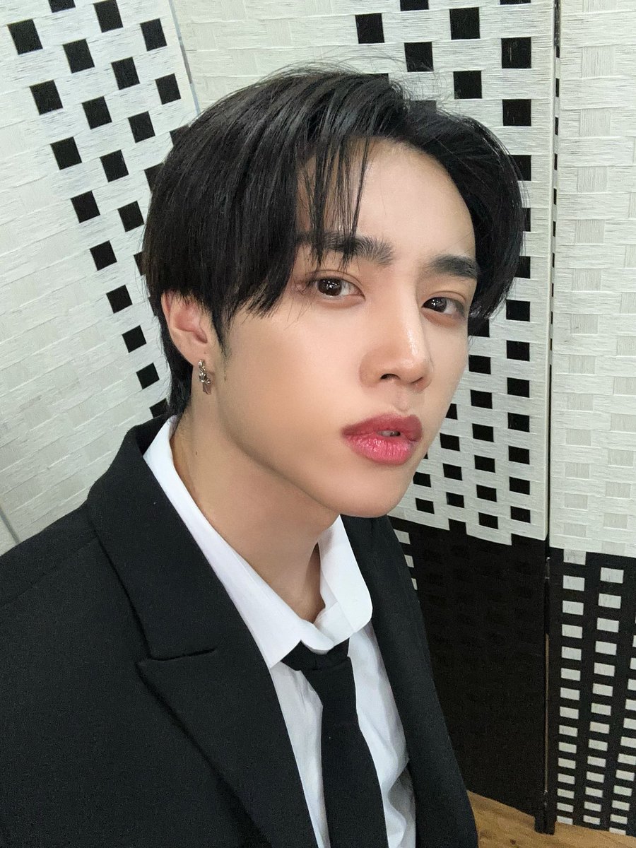 kimsunwov's tweet photo. As the rose of achievement blooms, I completes my journey as a 'High Boy Scout'. Like a true squirrel, he can't hide his excitement. Five episodes with me, a viewing triumph. Stay tuned for more next week! https://t.co/hPyZfusF5g