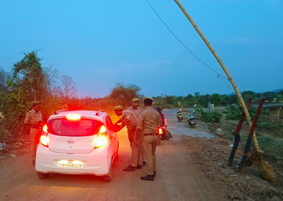 #SPLalitpur
@IPSMdMustaque के निर्देंशन में लोकसभा सामान्य निर्वाचन-2024 के दृष्टिगत थाना गिरार पुलिस द्वारा म0प्र0 सीमावर्ती  बार्डर पर सघन चेकिंग अभियान चलाकर संदिग्ध व्यक्तियो/वाहनों की चैकिंग की गयी।