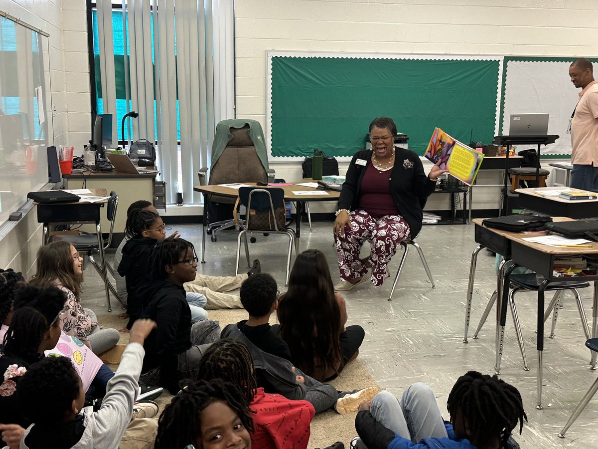 Happening Now! @WES_HCS Principal @makishawilliams is reading to a 5th grade class @ Hickory Flat Elementary! #HenryReads #HFEgetsMobbed #TodayaReaderTomorrowaLeader @AkbarEducates @Crobept33 @TermerionMLakes