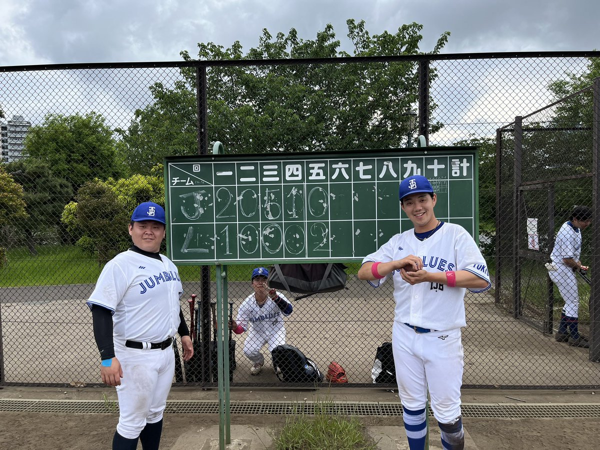 Victoria
vs LIBER 様
8-3 win

初回から中村、増田のタイムリーで2点を先制🔥
3回には山田のタイムリーや木村のHRで一挙5得点❤️‍🔥❤️‍🔥❤️‍🔥

小森は5回3失点で勝利投手に😎

写真は母の日仕様の2人と加入後 初ヒット&amp;初打点の山田🍙

<a href="/liber_2003/">男女混成草野球チーム・リベル広報</a> さま対戦有難うございました！

#27 #草野球