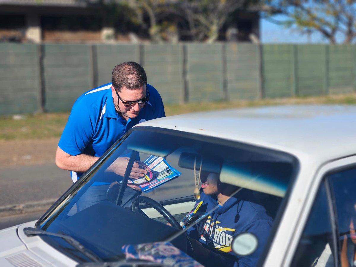 🧢 | DA Provincial Deputy Leader and Cape Town mayor, @geordinhl, was on the campaign trail in Athlone with constituency head, @ReagenAllen, and Councillor Angus Mckenzie. The Western Cape is blue!💙💙💙