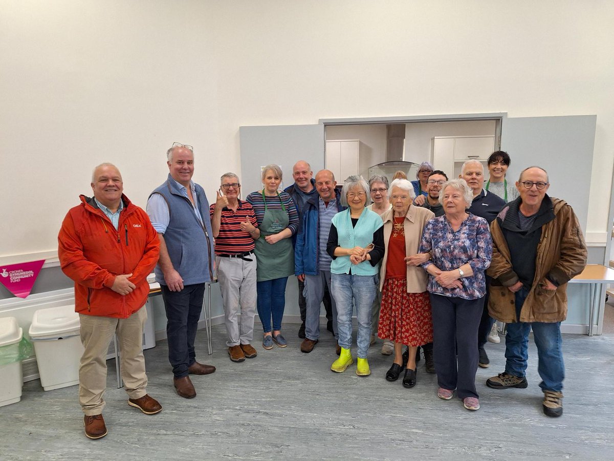 TNLComFundWales's tweet image. Today, at the start of #MentalHealthAwarenessWeek, our Wales Director @johnrosewales visited @StPetersComm with @AndrewRTDavies 🌼

St Peter&apos;s received a £93,636 #NationalLottery grant to improve the mental health of their volunteers and service users through gardening activities