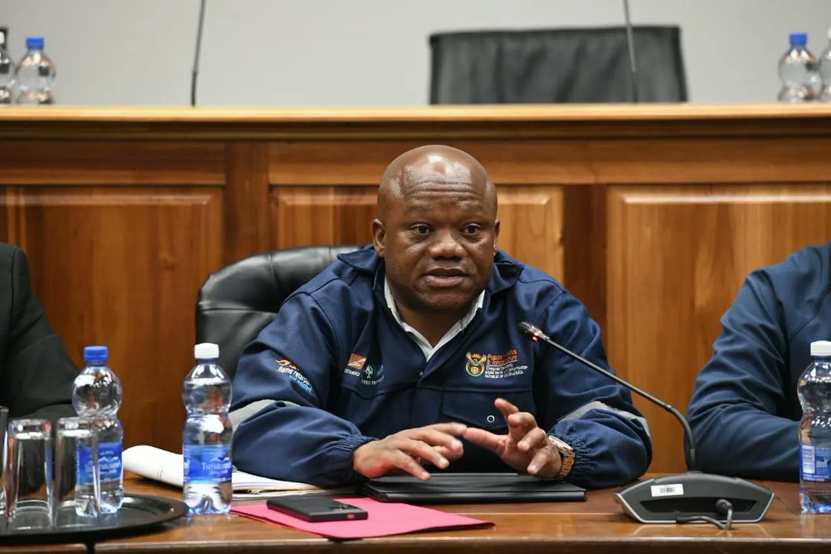 cbe_rsa's tweet image. UPDATE: Minister Sihle Zikalala @sziks arrives in George with a team of experts , receives briefing from Disaster Management Team on building collapse.

#GeorgeBuildingCollapse #Builtenvironmentprofessionals
@DepartmentPWI