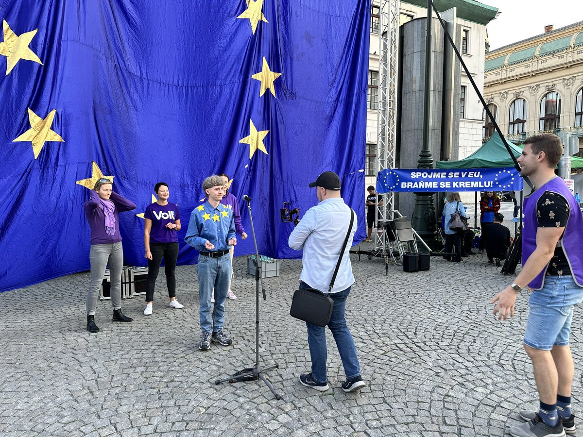 Ohlédnutí za oslavou Dne (silné) Evropy 9.5. s @VoltCzechia 🇪🇺🇪🇺🇪🇺 Díky @PulseofEuropeCZ za organizaci této akce!