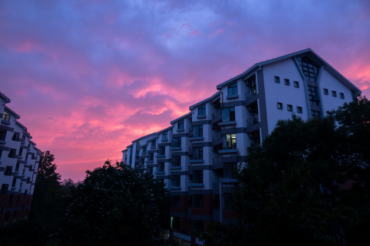 Step into a world painted in hues of pink as the sun bids farewell to another day at Tsinghua! 🌅
#DiscoverTsinghua 
📷: Su Xiaohan, Luo Changsheng, Xu Tiansi