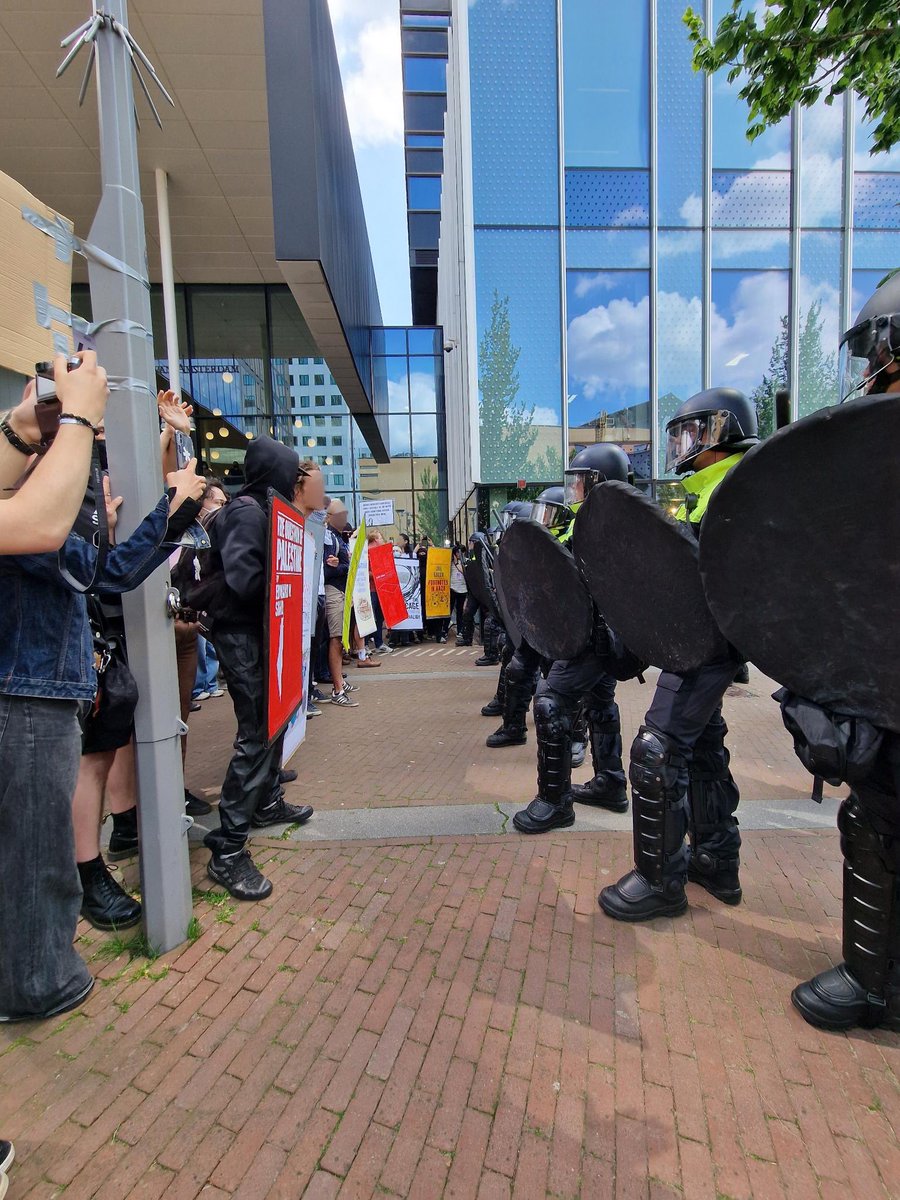 Sinds het begin van de studentenprotesten heeft de KABK de samenwerking met Israël verbroken en ook de VU heeft een eerste stap in dezelfde richting gezet. De UvA daartegen volhardt in haar steun voor genocide en stuurt de politie af op studenten en medewerkers.

Since the