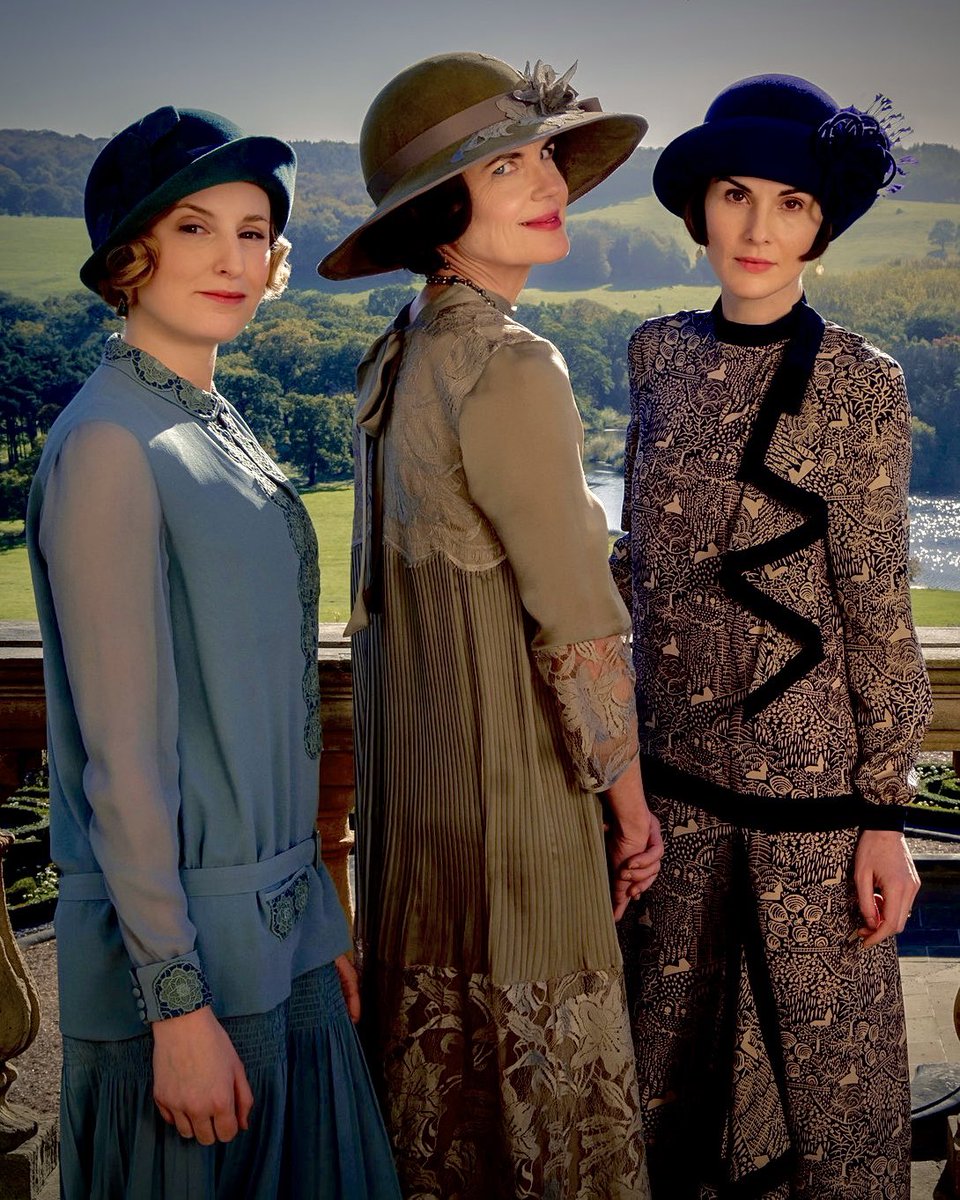 elizabeth mcgovern (with laura carmichael & michelle dockery) for “downton abbey” (released 2019) 📸: focus features