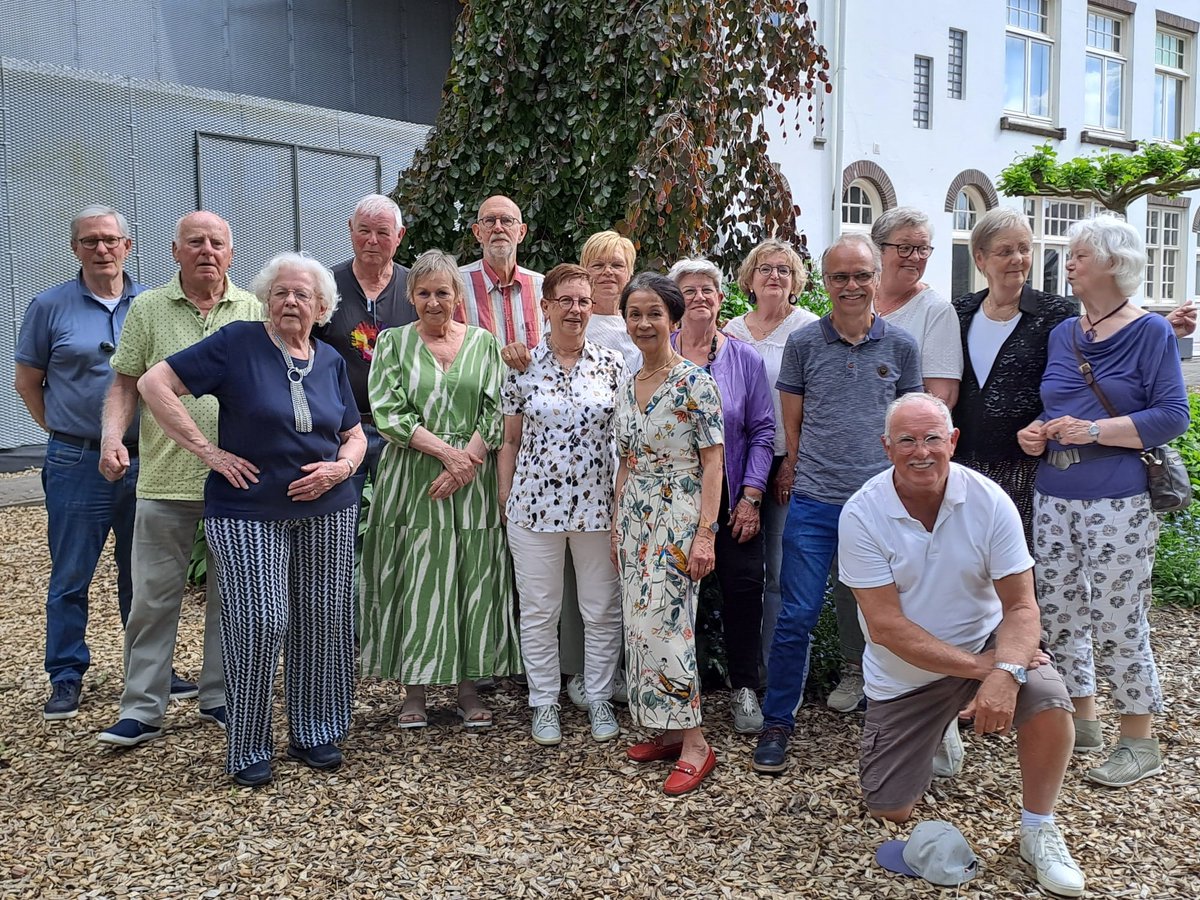 glasmuseum's tweet photo. Hulde aan de jubilarissen  die zich al meer dan 10 jaar vrijwillig inzetten voor het Nationaal Glasmuseum. Bedankt voor jullie steun en inzet!

#glasmuseum #glasblazerij #glasuitleerdam #leerdamglasstad #vijfheerenlanden https://t.co/sJb8PXeKpM