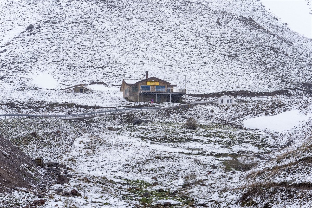 Erzurum'un yüksek kesimlerine kar yağdı.