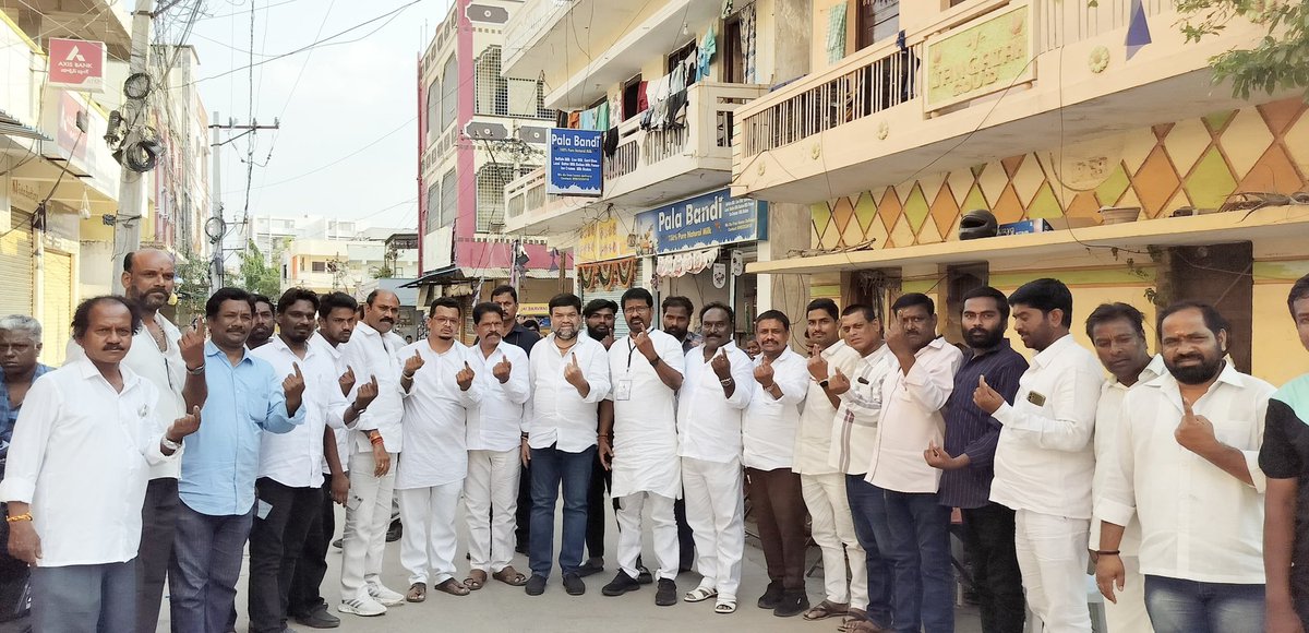 LaxmaRagidi's tweet photo. మల్కాజ్గిరి పార్లమెంట్ పరిధిలోని ఉప్పల్ నియోజకవర్గంలో వివిధ డివిజన్లో పోలింగ్ బూతులను పర్యవేక్షించిన  మల్కాజ్గిరి పార్లమెంట్ బిఆర్ఎస్ పార్టీ అభ్యర్థి రాగిడి లక్ష్మారెడ్డి గారు..

ప్రజలు మళ్ళీ కెసిఅర్ నాయకత్వాన్ని కోరుకుంటున్నారు..

గత నాలుగు నెలల కాంగ్రెస్ పాలనపై ప్రజలు విరక్తి తో మళ్ళీ బిఅర్ఎస్  రావాలని ఆశిస్తున్నారు....
#ManaMalkajgiriManaRagidi #BRS #MalkajgiriWithRagidi #BRSparty #VoteForCar #VoteForBrs #KCR