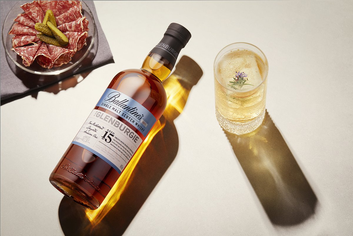 Our Whisky Ginger Highball using Ballantine's Glenburgie 15 YO has all the flavours you need for a refreshing cocktail 👀 🥃 Full recipe 👉 ballantines.com/en/drinks/hone… #StayTrue #ScotchWhisky #Ballantines15