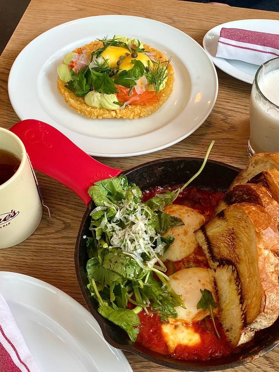 Angel72765631's tweet photo. Morning
The bottom is a crispy hash brown, topped with salmon, runny egg and some lettuce. It's also garnished with fennel cream cheese. It tastes wonderful. https://t.co/kIeAQOAVxH