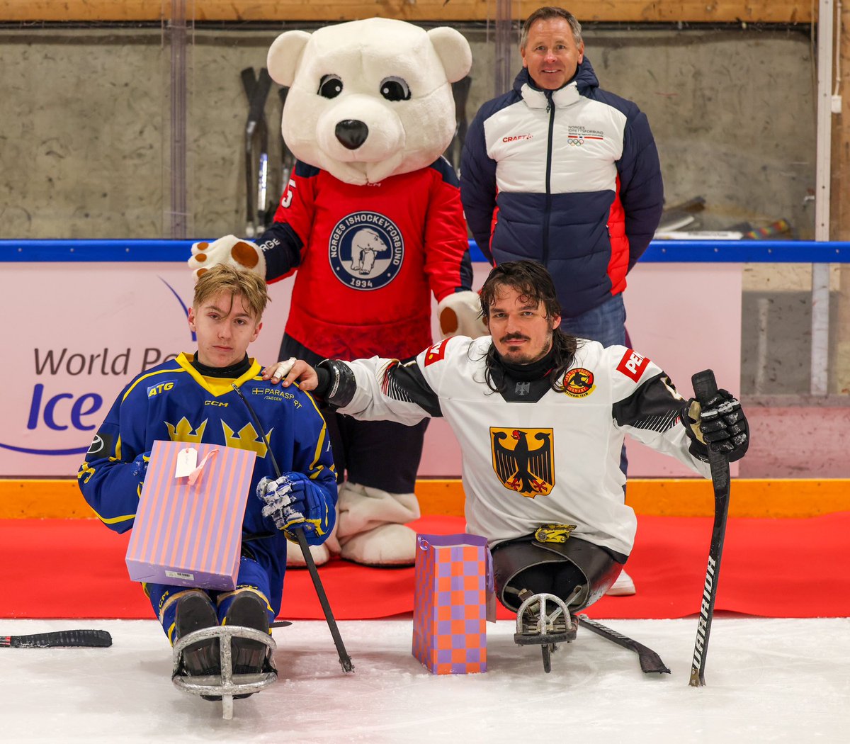 MVP 🎩 
Bernhard Hering wurde zum Most Valuable Player des Turniers gewählt!👏
Unsere Nummer 43 erzielte 13 Tore und bereitete 11 vor.🏒

Absolut verdient!🇩🇪💪
•
•
•
#ParaEishockey #TeamDeutschland #mvp #Skien2024 #paraicehockey #parasport #rollstuhlsport #eishockey