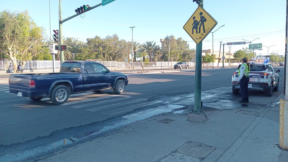 En zonas escolares recuerda que: ⏰ Salir con tiempo de tu casa ⚠️ En zona escolar el límite de velocidad es de 20km/hr 🚸 Ceder el paso a los peatones 🚗 No estacionarte en doble fila 🚲 No invadir la ciclovía