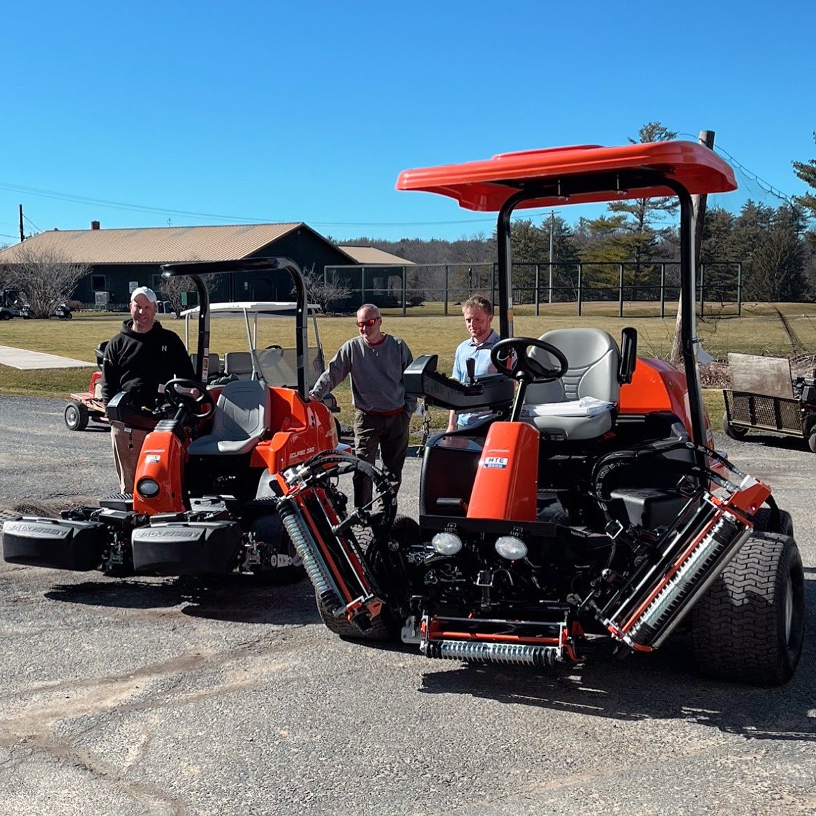 MTEequipment's tweet photo. Fore! ⛳
The Ballston Spa Country Club got an upgrade! Phil delivered a Jacobsen Eclipse 360 and an LF550. #JakeSignatureCut
#BallstonSpaCC #GolfSeason #Jacobsen #golfandturf #golfcourse #Basllstonspa #golfsuperintendent #MTEequipment #golfequipment https://t.co/rj2XlwgFxW