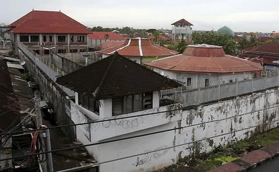 Indonesia | Ukrainians and a Russian face death penalty over Bali drug lab, says police deathpenaltynews.blogspot.com/2024/05/indone… #indonesia #drugs #deathpenalty #bali @ADPANetwork