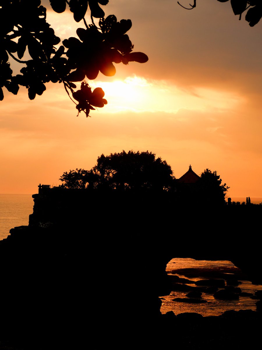 GuideRestos's tweet image. Coucher de soleil à Tanah Lot 🇮🇩