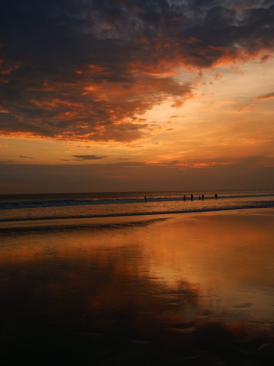 GuideRestos's tweet image. Coucher de soleil à Tanah Lot 🇮🇩