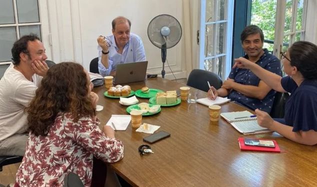 earriagada's tweet photo. Retomo encuentros con universitarios para conversar sobre #Hiperconectados. Hoy a las 16 me junto con los capos de @PeriodismoUDP que dirige Fernando Morales. En el 2024 ya estuve en @periodismouah, la @ugmistral, en la @ucatolicamaule y en un taller de @kmcero #Seguimos https://t.co/kGfeG1C76Q