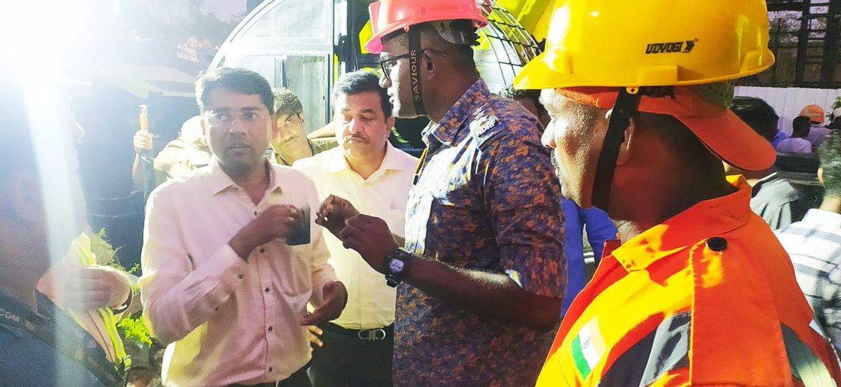 05NDRF's tweet image. &quot;5NDRF#Tragic incident at Chheda Nagar , Mumbai. Hoarding collapse at petrol pump. NDRF on scene, rescued Three. SAR ongoing. #CSSR#NDRF#RRCMumbai
@ANI
@sdmamaharashtra
@NDRFHq
@ndmaindia
@PIBMumbai