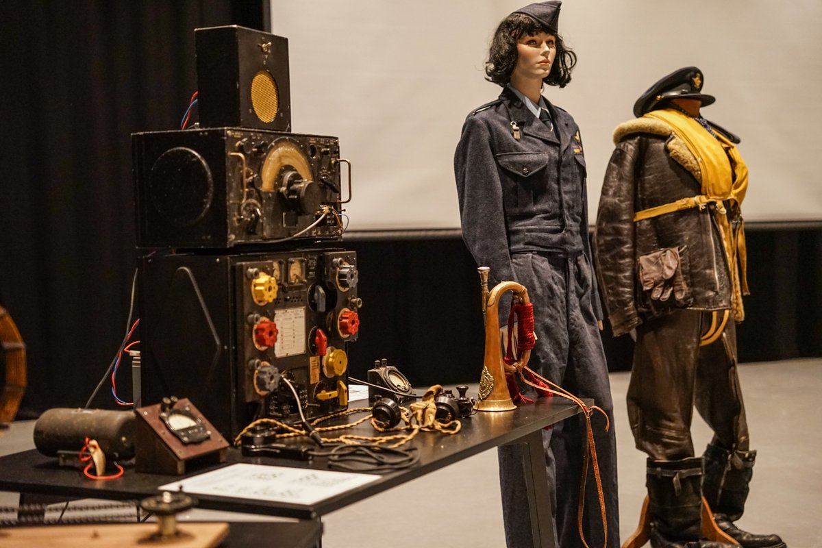 Expositie WOII in de Oudheidkamer
Van 14:00-16:00 uur op: 15, 16, 17, 18 en 25 mei.
In de Oudheidkamer is een expositie met aandacht voor de Lancastercrash van 13 mei 1943 in Eemnes. Verder is er aandacht voor communicatie tijdens de WOII en Eemnesser voorwerpen uit WOII.