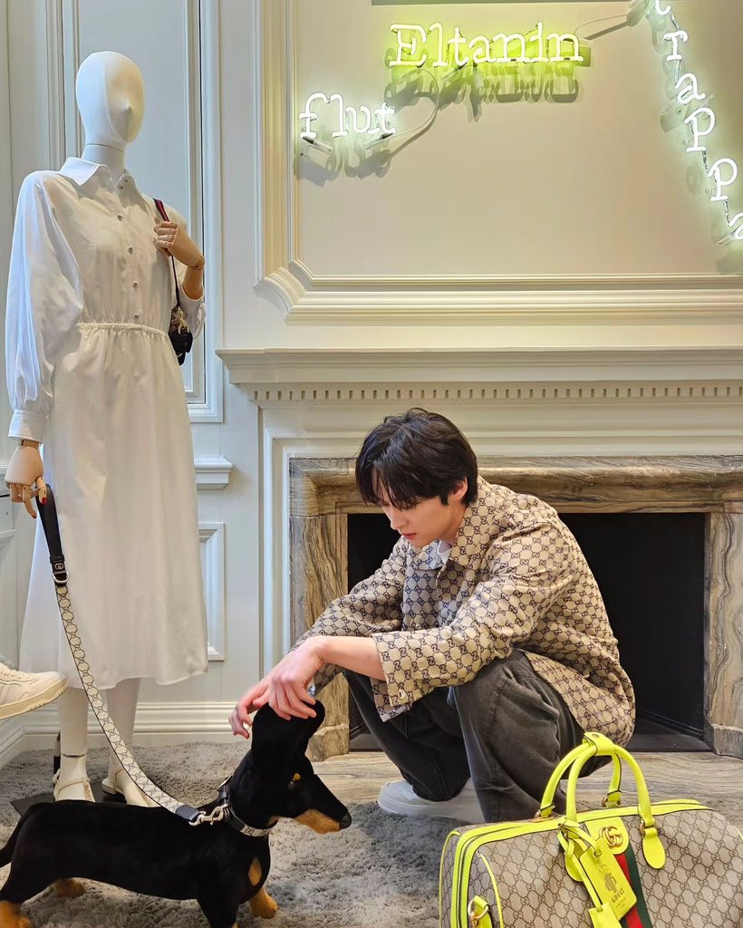 моя звездочка пипец :( 

LEE KNOW AT GUCCI LONDRA
#LeeKnowXGucci #GucciCruise25 #GucciLondra
#LeeKnow <a href="/Gucci/">gucci</a> <a href="/Stray_Kids/">Stray Kids</a>