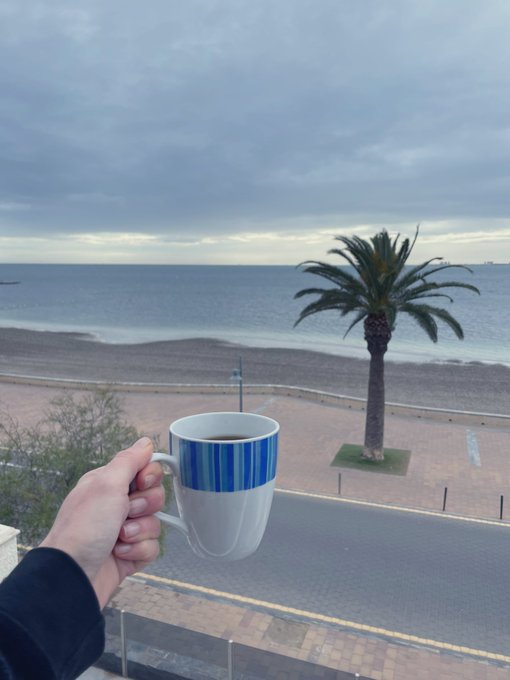 AromaCafes's tweet photo. #Coffeelovers, ¿cuáles han sido vuestras mejores vistas junto a un #café? Aquí os dejamos con el #cafelfie de:
☕ @VeroSinmapa
☕ @Yenira https://t.co/Y3wdVxjrN7