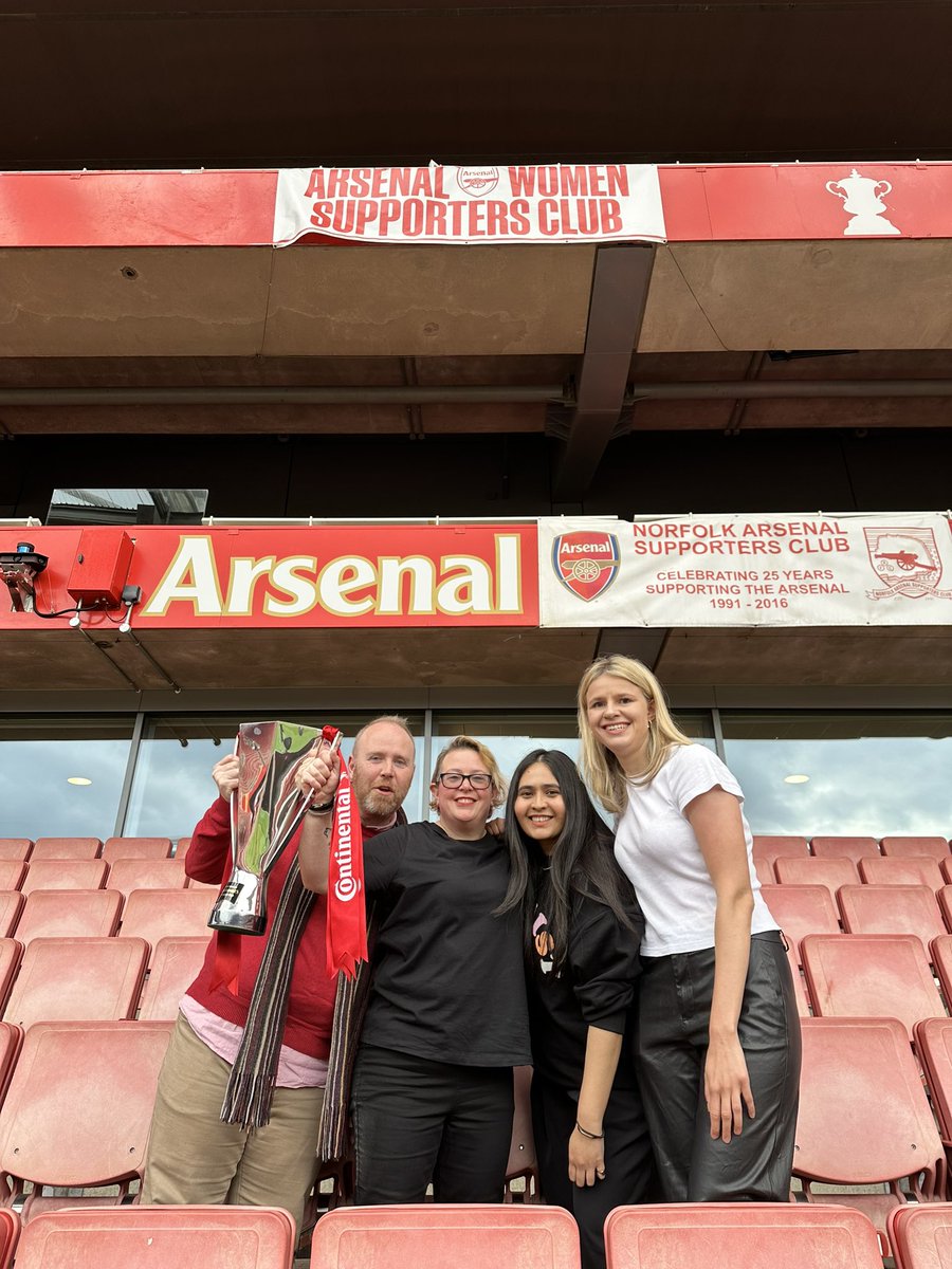 ArsenalWomenSC's tweet photo. Nice end to what’s been a long/emotional day. Thank you @ArsenalWFC https://t.co/tVPn5Gjd0A